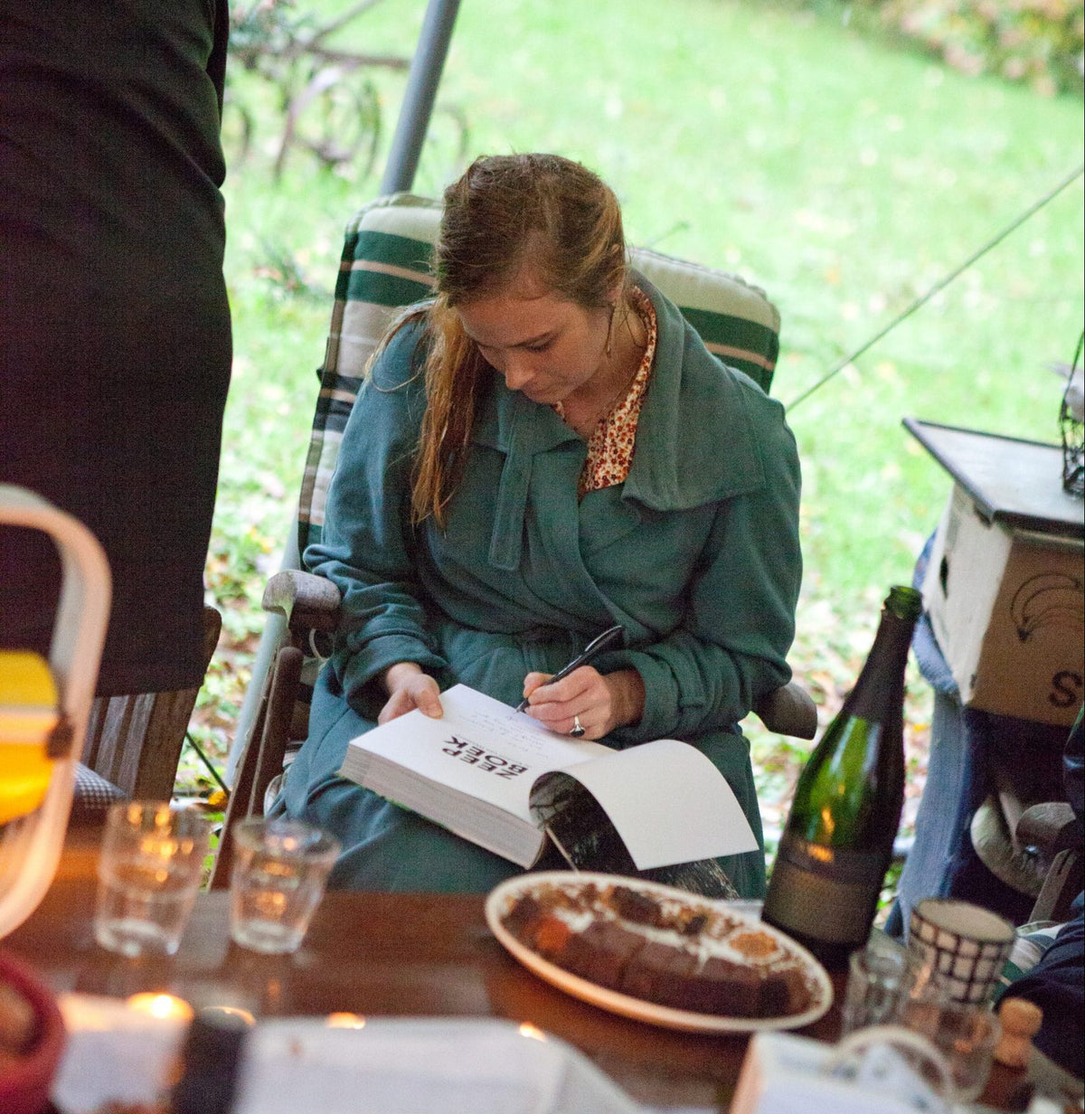 Evelien signeert Zeepboek tijdens de boekpresentatie