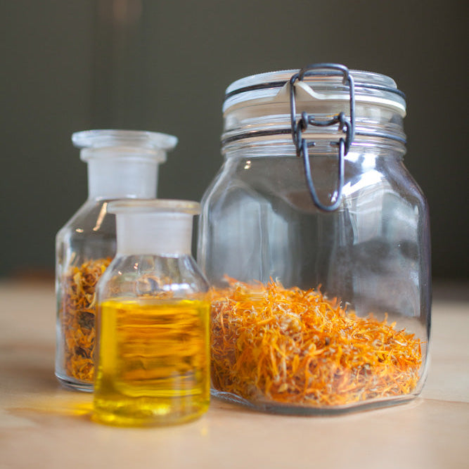 calendula maceraat en bloemblaadjes