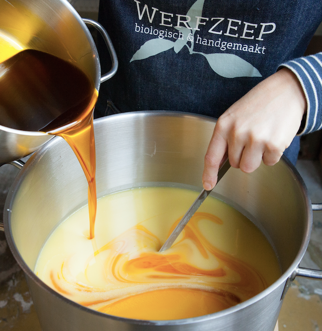 Het maakproces van biologische citruszeep 